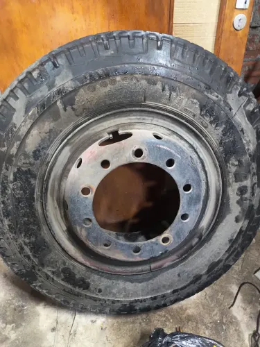 Pneu e roda para caminhão