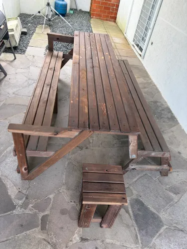 MESA DE MADEIRA QUE VIRA BANCO + 02 BANCOS LATERAIS