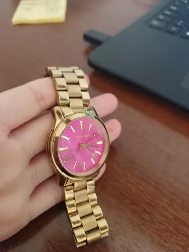 RELÓGIO MICHAEL KORS DOURADO COM FUNDO ROSA