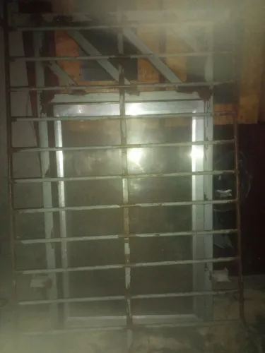 Janela com grde de ferro 9 *
