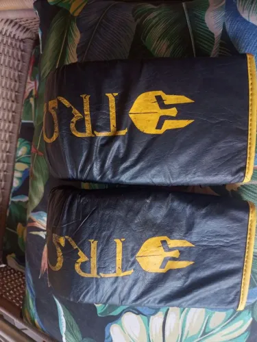 Vendo um par de luva de boxe.