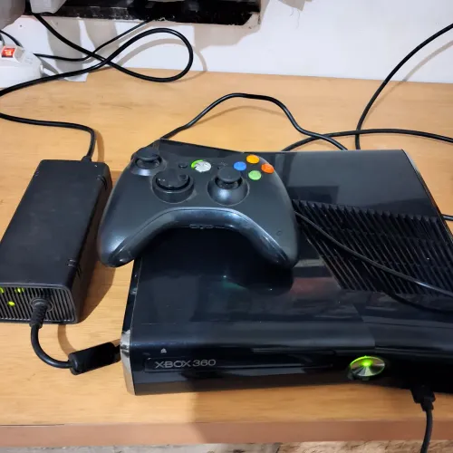 Xbox360 desbloqueado rgh3 e ltu 40 jogos no hd + 1 controle e fonte