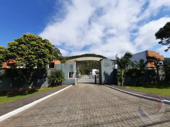 Terreno em condomínio fechado com 615m² na praia da Armação - Floripa