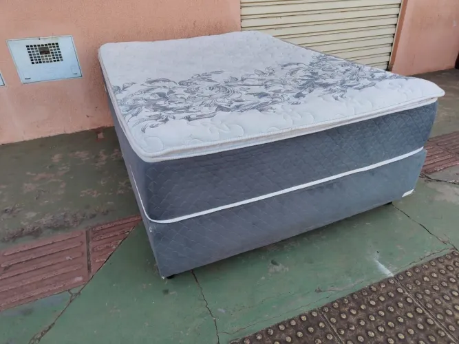 Cama de casal com colchão
