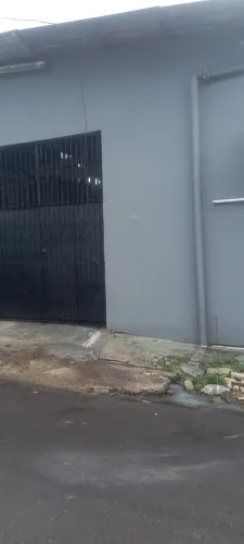 Aluga-se um galpao medindo 8x17