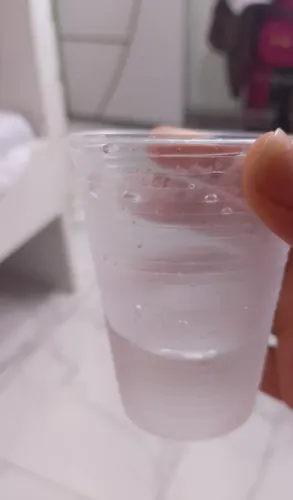 um copo de agua(meio bebido)