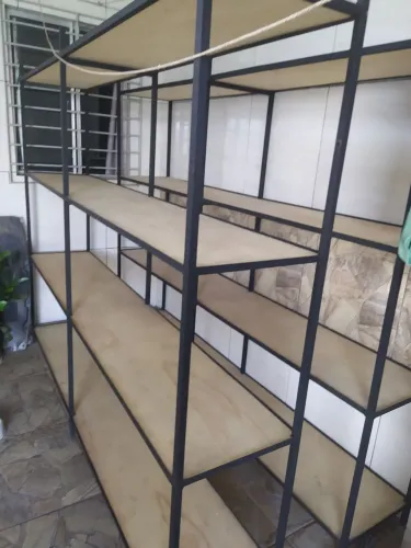 Estante de ferro com madeira 