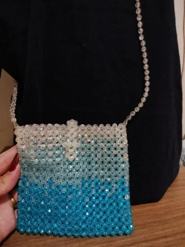 Bolsa e cinto feitos de miçangas.