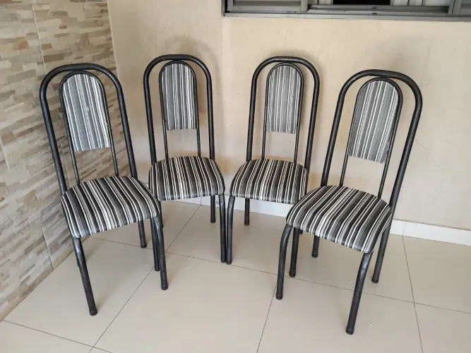 Vende-se 4cadeiras ferro marteladas preto