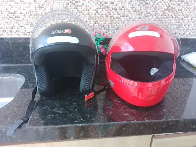 Dois capacetes Pro Tork