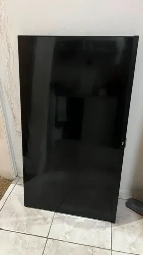 televisão com tela quebrada