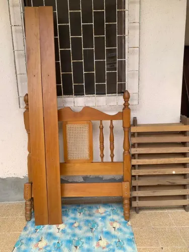 Cama de solteiro em madeira maciça