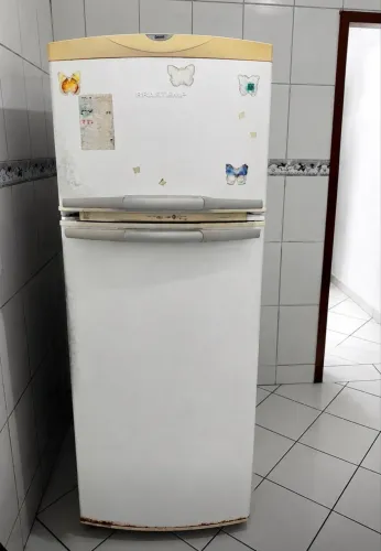 Vendo Geladeira Gelando só o freezer