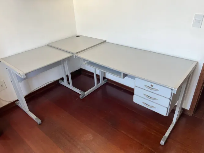Mesa de Escritório em L cinza com Gaveteiro