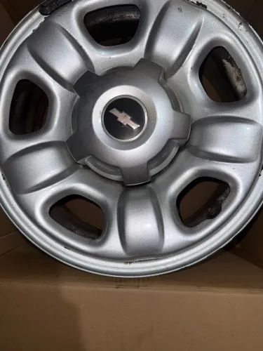Vendo roda de s10 aro 16 com 6 furos valor 500 reias 4