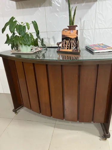 Vendo este balcão de madeira com tampo de vidro