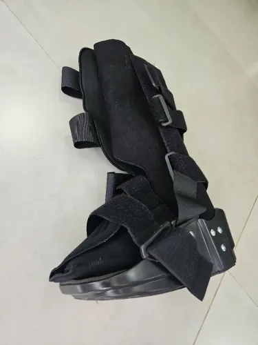 Bota ortopédica cano longo.