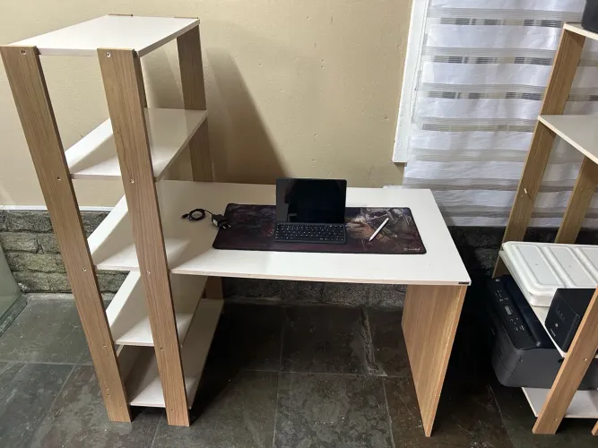 Mesa para computador escrivaninha com cinco prateleiras laterais