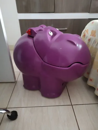 Vendo baú de hipopótamo da Xalingo