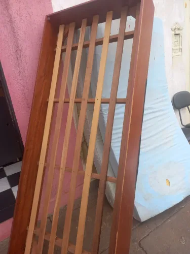 Cama solteiro 100.00 madeira detalhes de uso não entrego