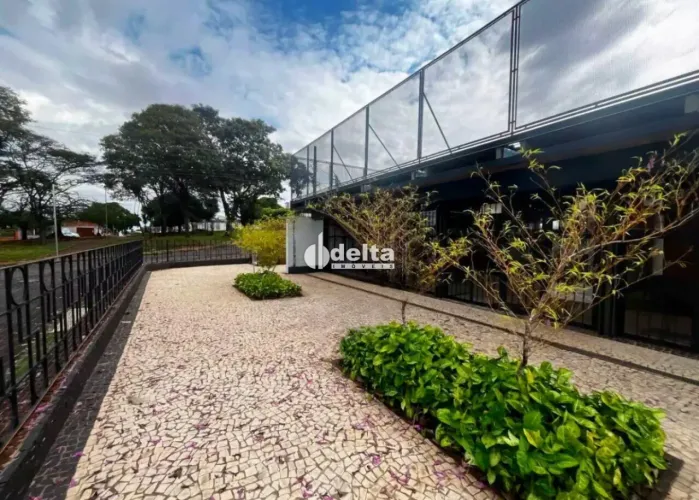 Imóvel comercial com 8 salas disponível para locação no bairro Lidice em Uberlândia-MG