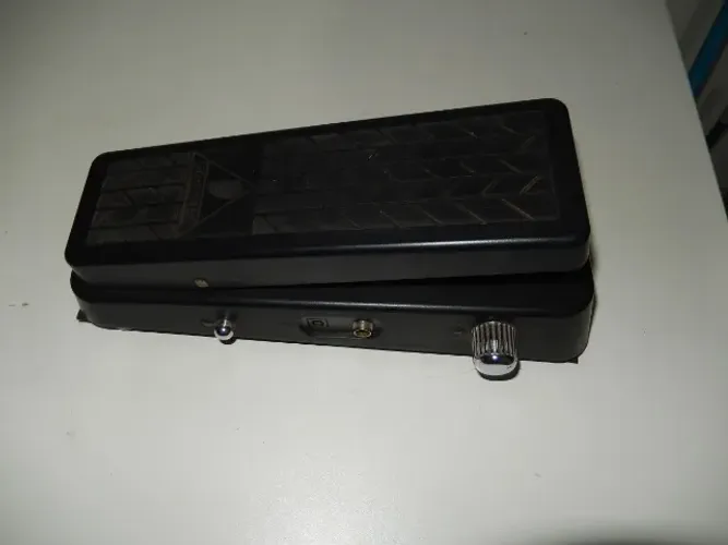 Pedal Wah-Wah Behringer Hellbabe HB01