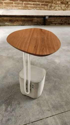 Mesa lateral em madeira e concreto