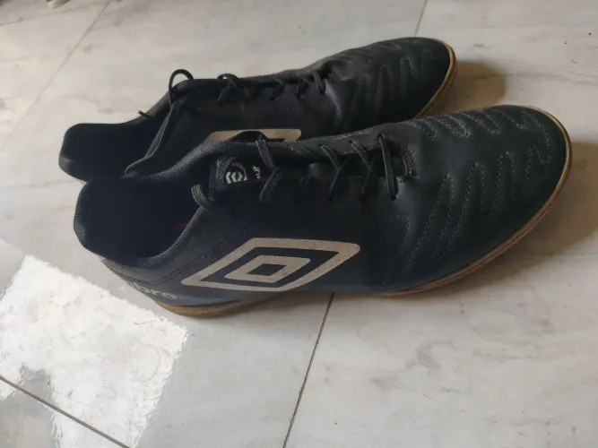 Chuteira umbro futsal usada 2 vezes