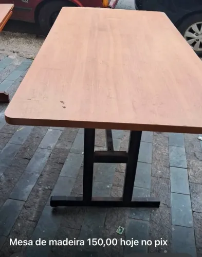 Mesa de madeira com pes de ferro retirar na Av Palmares SA