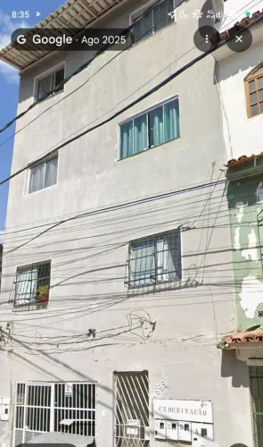 Vendo apt no segundo andar, prédio com quatro apts, dois quartos, sala, cozinha, banheiro.