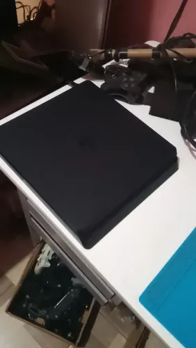 Ps4 slim com 2 controles e 5 jogos