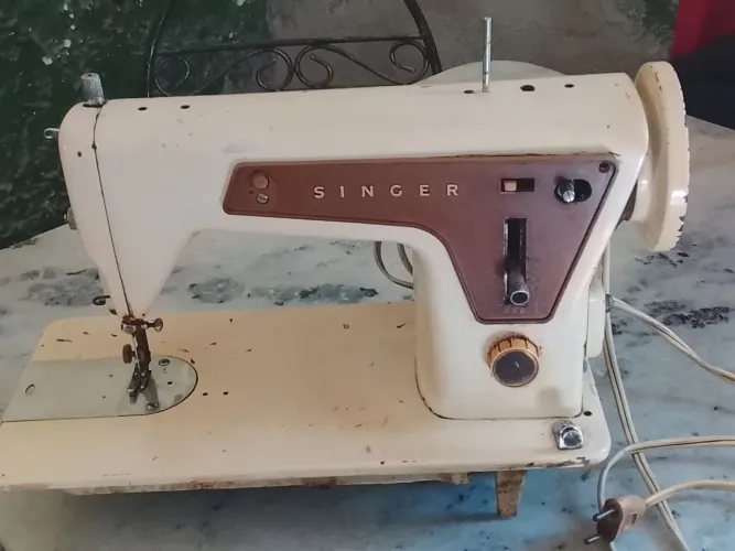 Máquina de costura Singer caseira elétrica