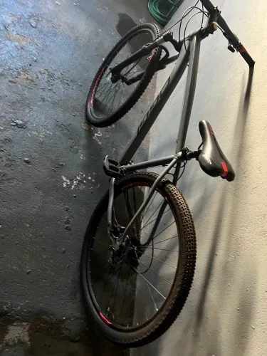 Bicicleta Oggi aro 29 kit shimano freio a disco