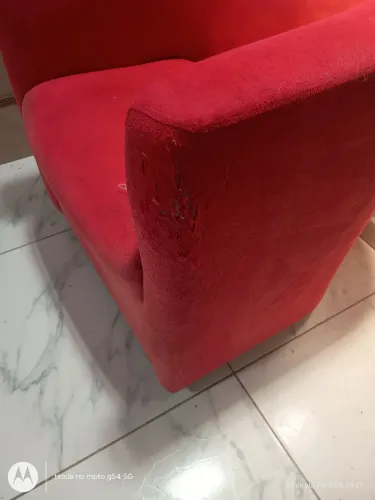 Duas cadeiras e uma poltrona em bom estado de uso