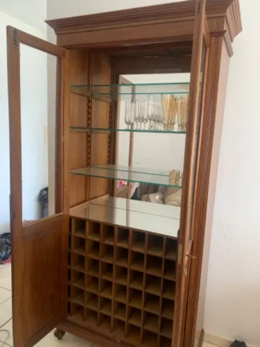 Cristaleira de Madeira Maciça ?Peça elegante, resistente e cheia de charme!Com portas de v
