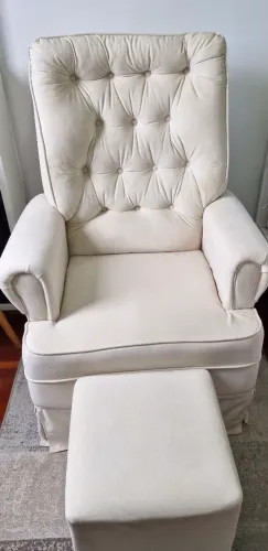 Poltrona de balanço para amamentação