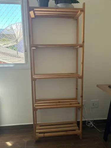 Estante de madeira 