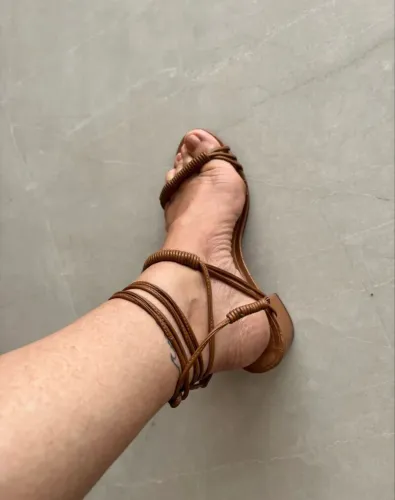 sandália de amarrar marrom 