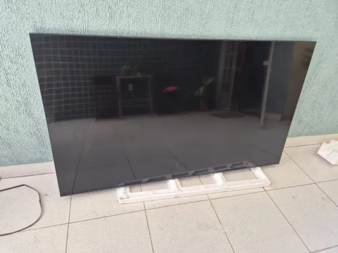 TV Samsung UN65AU7700G com tela quebrada - para retirada de peças
