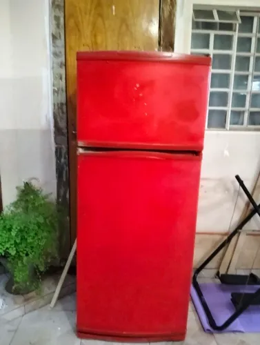 Geladeira 410 litros Brastemp pintada de vermelho