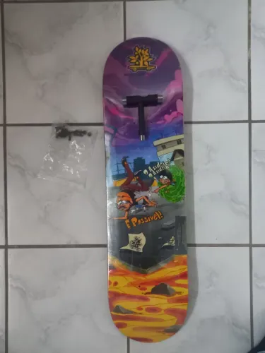 SKATE WOOD LIGHT + CHAVE. AINDA NO PLASTICO, NUNCA USADO