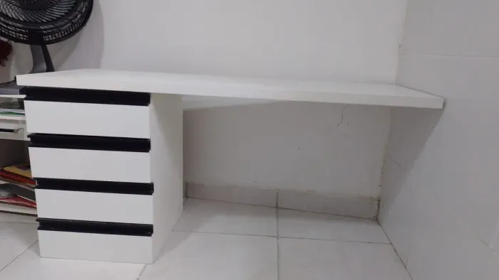 Vendo Mesa de computador com 4 gavetas