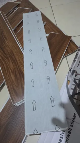 100 placas de piso vinílico super resistente adesivo importado madeira totalizando 13,5 m2