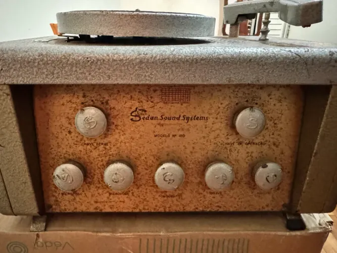 Radio vitrola Sedan Sound Systems