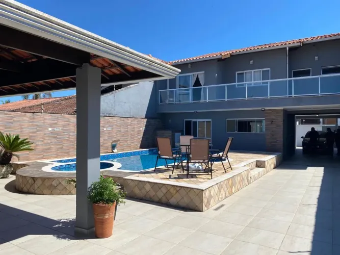 Casa localizada lado praia a 300 metros do mar, com 3 quartos (sendo 3 suítes), possui pis