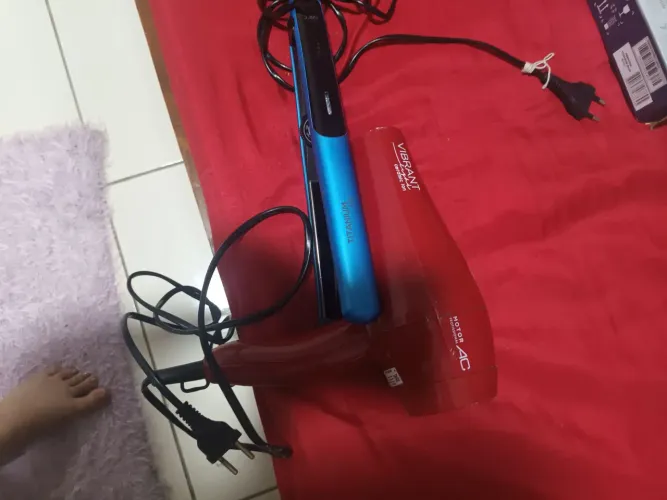 Prancha e secador de cabelo