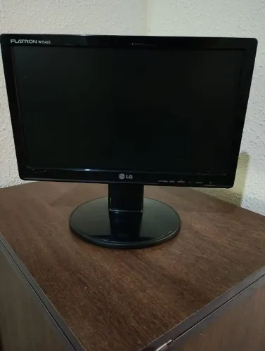 Vendo esse monitor 15 polegadas.