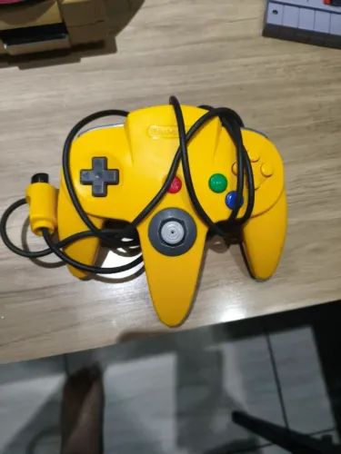 Controle de Nintendo 64 amarelo