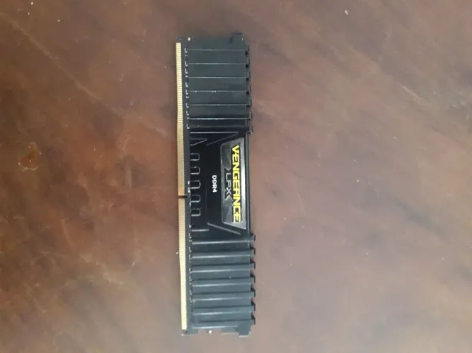 Memoria ram CORSAIR 8gb DDR4 2400mhz