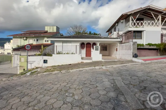 Casa ampla e bem localizada no bairro Trindade, Florianópolis